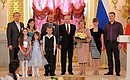 Орденом «Родительская слава» награждены Татьяна и Геннадий Мороковы, воспитывающие 12 детей.