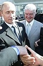 Владимир Путин приветствовал собравшихся у Калининградского университета горожан. На фото справа – губернатор Калининградской области Владимир Егоров. 