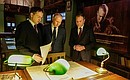 Visiting the Feat of the People exposition at the Victory Museum on Poklonnaya Gora. With Presidential Aide Vladimir Medinsky (left) and Museum Director Alexander Shkolnik. Photo: Mikhail Metzel, TASS