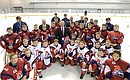 Владимир Путин посетил новое государственное училище олимпийского резерва по хоккею. С членами детской хоккейной команды «Локомотив».