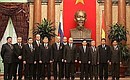 С Президентом Вьетнама Нгуен Минь Чиетом (справа от В.Путина) и российскими и вьетнамскими работниками нефтегазового сектора, награжденными государственными наградами двух стран.
