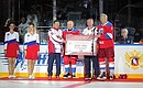 Vladimir Putin and Alexander Yakushev presented the prize to Yekaterinburg's team Skon-Ural, which won in the Night Hockey League’s Amateur 40+ division.