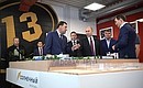 В ходе посещения спортивного комплекса «Дацюк-арена» Президент осмотрел макет спортивно-образовательного кластера, который будет построен в новом микрорайоне Екатеринбурга.