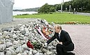 Возложение цветов к памятнику героям-подводникам.