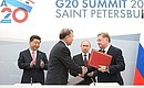 В присутствии Владимира Путина и Председателя Китайской Народной Республики Си Цзиньпина подписан ряд экономических соглашений.