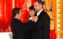 Дмитрий Медведев вручил орден «Родительская слава» Ирае Гильмутдиновой и Константину Голощапову, воспитывающим 6 детей.