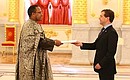Верительную грамоту вручает посол Республики Гамбии Мозес Бенжамин Джаллоу.