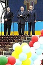 На открытии международного молодежного фестиваля «Дружба-2004». С президентами Украины и Белоруссии Леонидом Кучмой и Александром Лукашенко.<br>