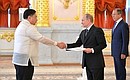 Верительную грамоту Президенту России вручает Чрезвычайный и Полномочный Посол Республики Филиппины Карлос Деймек Соррета.