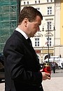 Dmitry Medvedev lit a candle in remembrance and laid a bouquet of red roses before the portraits of Lech and Maria Kaczynski at St Mary’s Basilica.