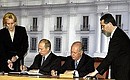 The Presidents of Russia and Chile sign their joint declaration.