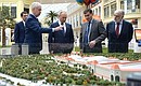 Во время осмотра макета проекта «Остров мечты». Пояснения даёт мэр Москвы Сергей Собянин.
