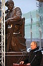 На церемонии открытия памятника писателю и общественному деятелю Даниилу Гранину.