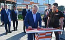 По окончании церемонии Владимир Путин оставил запись в фотоальбоме об этапах строительства Центральной кольцевой автомобильной дороги Московской области.