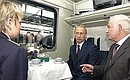 Владимир Путин осмотрел образцы новых пассажирских вагонов. На фото справа – Министр путей сообщения Геннадий Фадеев.