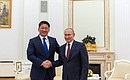 С Президентом Монголии Ухнагийн Хурэлсухом перед началом российско-монгольских переговоров.