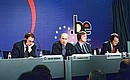 На совместной пресс-конференции с Высоким представителем по общей политике и политике безопасности ЕС Хавьером Соланой, Премьер-министром Бельгии Ги Верхофстадтом и Председателем Комиссии Европейского Союза Романо Проди (слева направо).