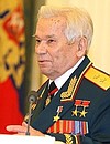 Михаил Калашников на церемонии вручения государственной награды.