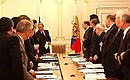 Ново-Огарево. На заседании комиссии по военно-техническому сотрудничеству Президент выразил убеждение, что российский ВПК способен развивать позитивные тенденции