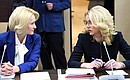 Вице-премьеры Виктория Абрамченко (слева) и Татьяна Голикова на совещании с членами Правительства.