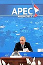 На первом рабочем заседании лидеров экономик форума АТЭС во Владивостоке.