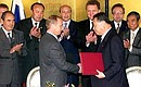 С Премьер-министром Японии Ёсиро Мори на церемонии подписания российско-японских документов.