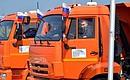 Владимир Путин принял участие в открытии движения по автодорожной части Крымского моста. Президент проехал за рулём головной машины в колонне строительной техники.