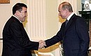 Перед началом беседы с Президентом Туркменистана Сапармуратом Ниязовым.