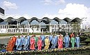 Участники саммита АТЭС в национальных вьетнамских костюмах аозай.