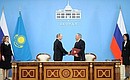 Подписание документов по итогам российско-казахстанских переговоров.