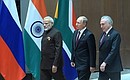 Премьер-министр Индии Нарендра Моди, Владимир Путин и Президент Бразилии Мишел Темер перед началом церемонии открытия Фестиваля культуры стран БРИКС.