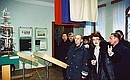 Во время осмотра экспозиции музея-усадьбы «Ботик Петра Первого».