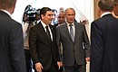 Перед началом встречи с Президентом Туркменистана Гурбангулы Бердымухамедовым.