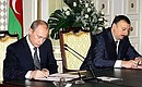 Signature of the Joint Statement by the Presidents of Russia and Azerbaijan.