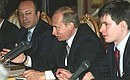 Владимир Путин и Министр иностранных дел Игорь Иванов (на фото слева) во время российско-индонезийских переговоров в расширенном составе.