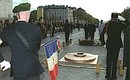 Возложение венка к Могиле неизвестного солдата у подножия Триумфальной арки на площади Шарля де Голля.