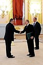 На церемонии вручения верительных грамот послами иностранных государств. С послом Венгрии Яношом Баллой.