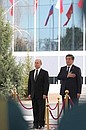 Официальная церемония встречи. С Президентом Киргизии Сооронбаем Жээнбековым.