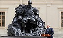 На церемонии открытия памятника Александру III в Гатчинском дворце.