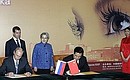 На выставке Китая в России. Лидеры двух стран оставили записи в Книге почетных гостей.