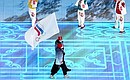 Российские спортсмены на Национальном стадионе в Пекине («Птичье гнездо») в ходе церемонии открытия XXIV Олимпийских зимних игр. Фото РИА «Новости»