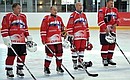Владимир Путин и Саули Ниинистё (слева) приняли участие в товарищеском хоккейном матче между командами России и Финляндии.
