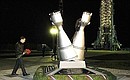 Возложение цветов к Памятнику покорителям космоса, погибшим при испытаниях ракетно-космической техники.