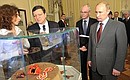 С Председателем Европейской комиссии Жозе Мануэлом Баррозу и Председателем Европейского совета Херманом Ван Ромпёем во время осмотра выставки в Константиновском дворце.