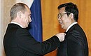 GEORGE\'S HALL, GRAND KREMLIN PALACE. President Vladimir Putin presented a Friendship Award the head of the Education Committee of Beijing, Limin Liu, at a state reception devoted to National Unity Day.