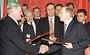 С Президентом Литвы Валдасом Адамкусом во время церемонии подписания Совместного заявления по итогам российско-литовских переговоров.