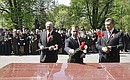 Дмитрий Медведев, Виктор Янукович (справа) и Александр Лукашенко возложили цветы к стелам в честь городов-героев.