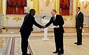 Церемония вручения верительных грамот послами иностранных государств. Верительную грамоту Президенту России вручает Посол Республики Бурунди Эдуард Бизимана.