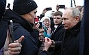 После церемонии открытия памятника Даниилу Гранину Президент пообщался с жителями Санкт-Петербурга.