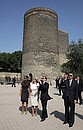 Дмитрий Медведев с супругой Светланой и Президент Азербайджана Ильхам Алиев с супругой Мехрибан. Во время прогулки по исторической части Баку.
